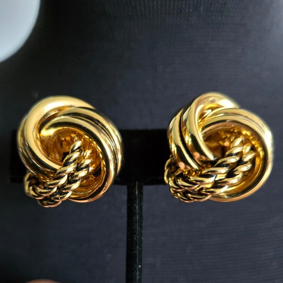 ✨ Classy and Sassy '80's inspired lovers-knot clip-on earrings ✨ - Picture 1 of 2